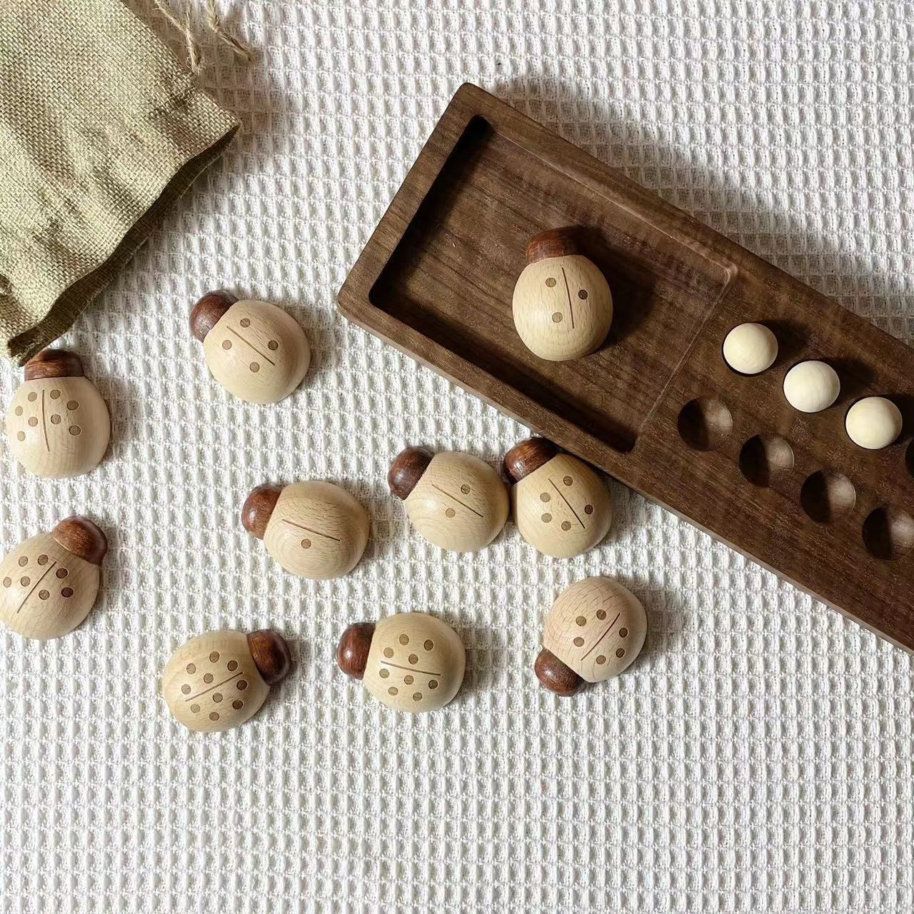 Montessori houten lieveheersbeestjes